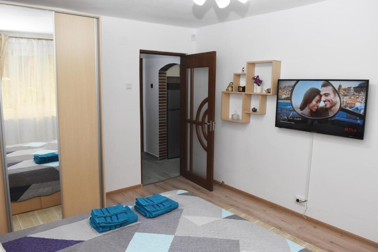 1St Apartment Nehoiu Eksteriør billede