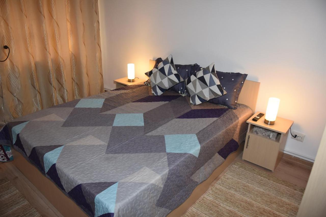 1St Apartment Nehoiu Eksteriør billede