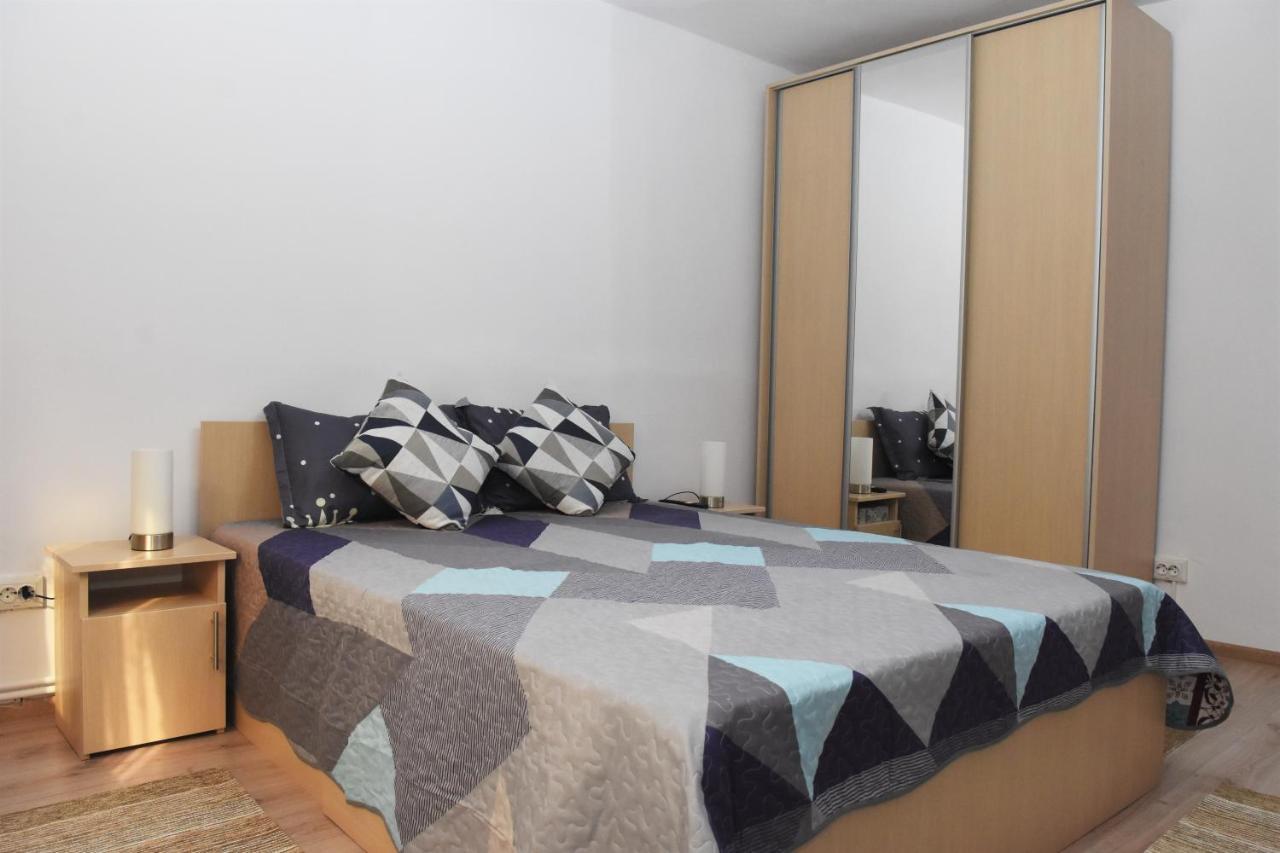 1St Apartment Nehoiu Eksteriør billede